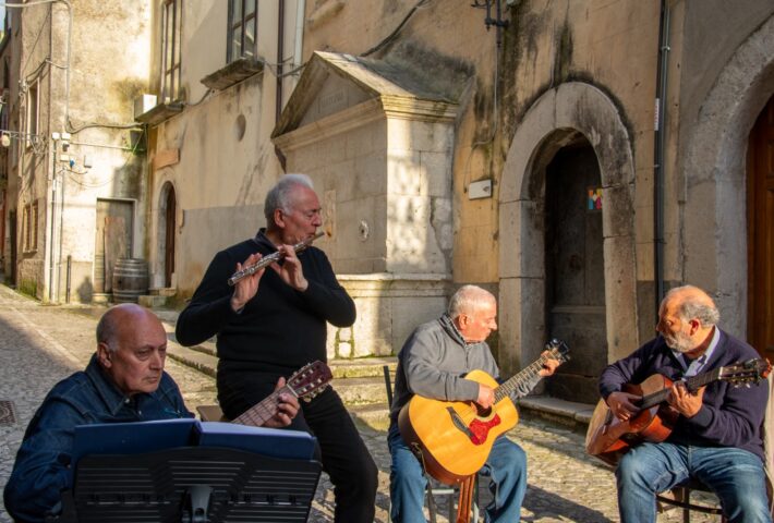 “Cento chitarre per una langella”